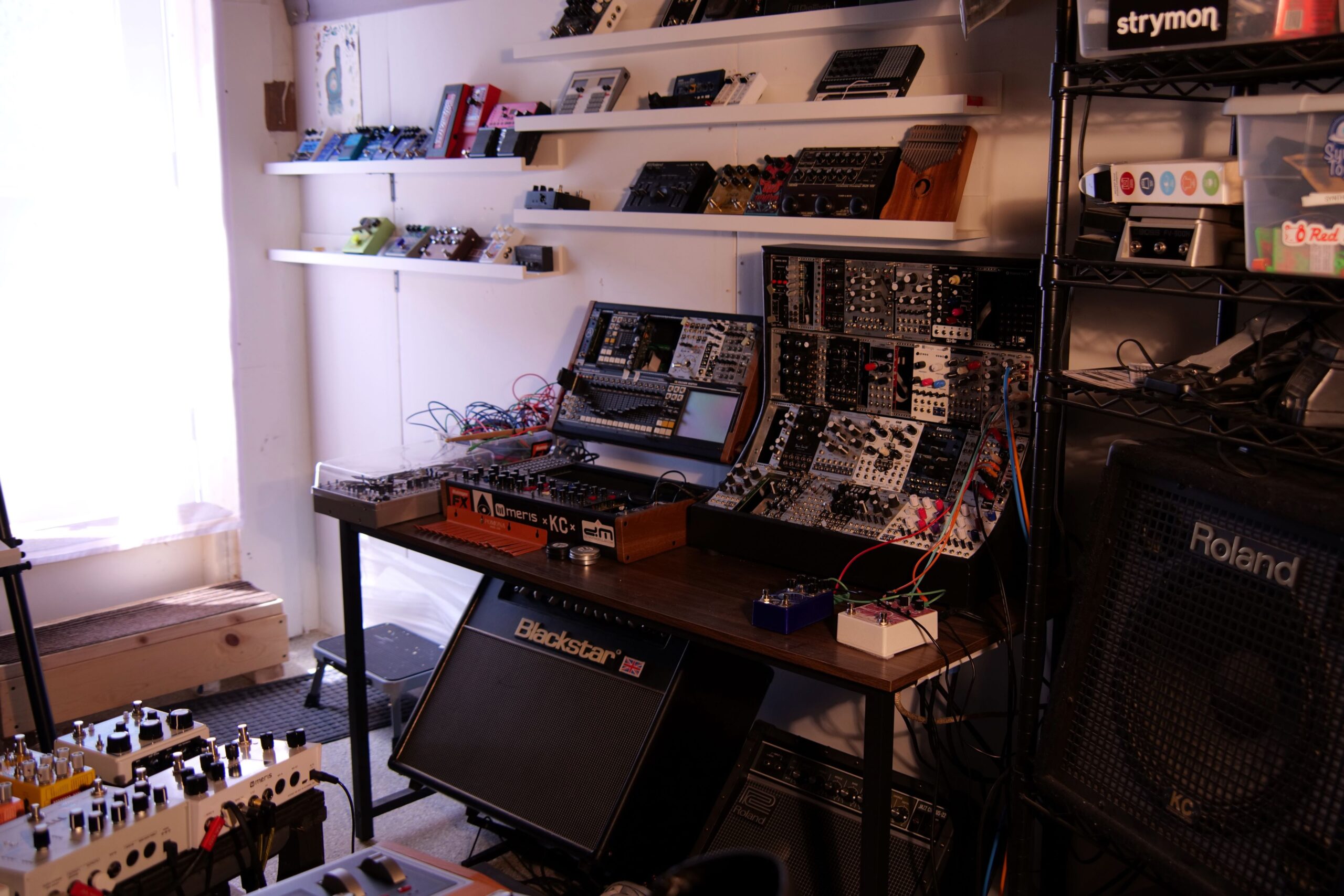 Ricky Allmans studio eurorack and fx pedals